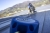 Blått fallskyddsblock närbild in action på plåttak