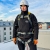 Fallskyddssele expert pro 200 med midjeband och stor ryggplatta gul och svart på snöigt tak