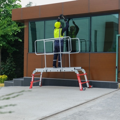 Arbetsplattform Teleskopisk med räcke