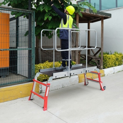 Arbetsplattform Teleskopisk med räcke