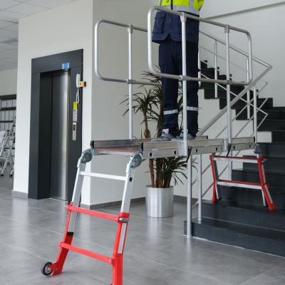 Arbetsplattform Teleskopisk med räcke