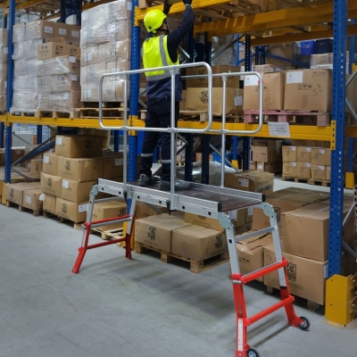 Arbetsplattform Teleskopisk med räcke