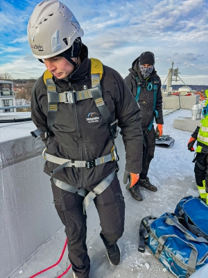 fallskyddssele expert pro 200 på snöigt tak framifrån