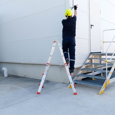 En miljöbild där en person står på en multistege