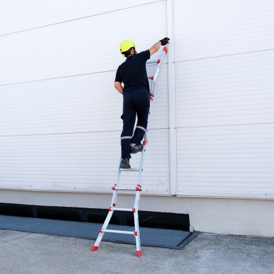 En miljöbild där en person står på en multistege