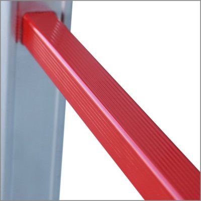 Rött trappsteg på en enkelstege