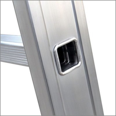 Närbild på sidan av en takstege