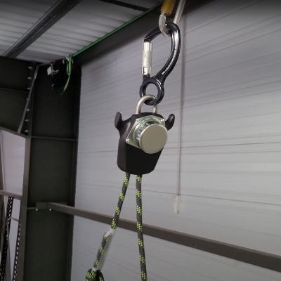 Grönt och svart evakueringspaket för snabb nedfirning miljöbild in action