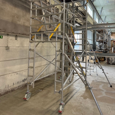 rullställning bred 8m silvrig och gul