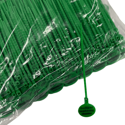 Grön besiktningsskylt i plast med texten “Godkänd besiktning” och integrerad stripe för enkel montering.