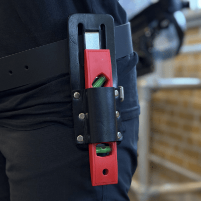 Hållare för vattenpass med ProClip fäst i bälte, utformad för stabil förvaring och snabb åtkomst på arbetsplatsen.