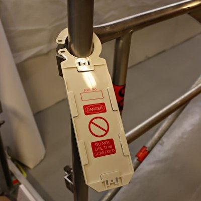 Hållare för grönskylt på byggställning