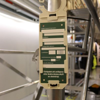 Hållare med grönskylt monterad på ställning