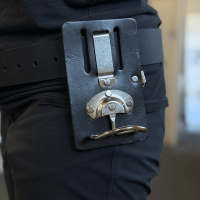 Hammarhållare med ProClip fäst i bälte, designad för stabil förvaring och enkel åtkomst av verktyg.