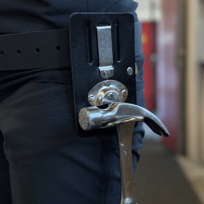 Hammarhållare med ProClip monterad i bälte, med hammare säkert placerad för snabb åtkomst under arbete.