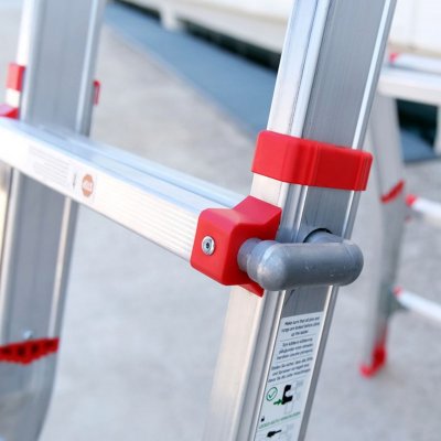 Närbild på ett steg från en grå multistege med röda detaljer