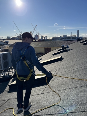 fallskyddspaket med rep på papptak med sol i bakgrunden