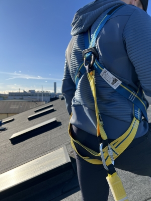 närbild på fallskyddspaket med rep på papptak i solen