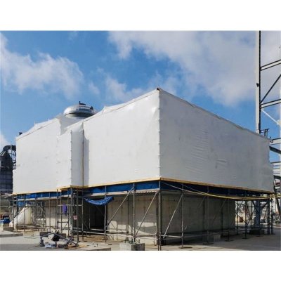 Vit krympplast på liten byggställning