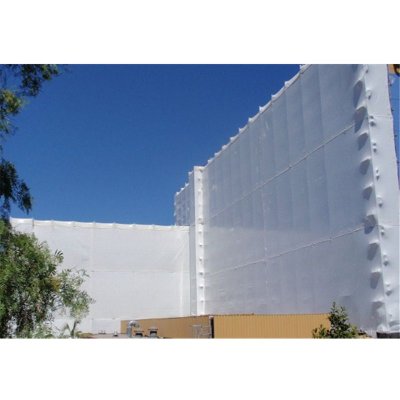 Vit krympplast på stor byggställning