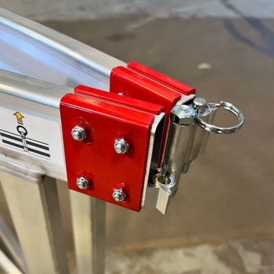 Vikbar diagonalram till grundsektion