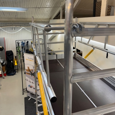 rullställning bred 8m silvrig och gul