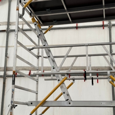 rullställning bred 8m silvrig och gul