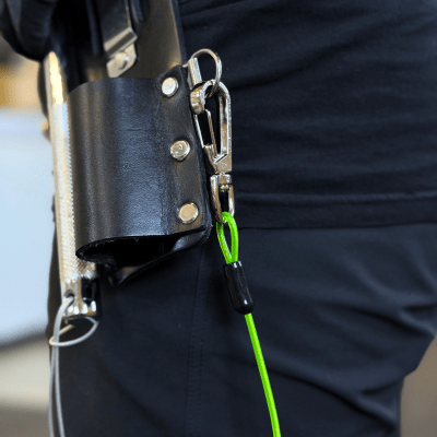 Säkerhetslina i användning med karbinfäste – enkel att koppla direkt i verktyg eller bälte.