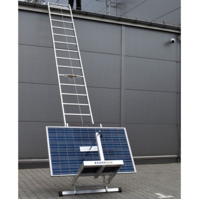 Solcellshiss med solcell påväg upp på tak