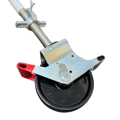 närbild på ställningshjul med svart hjul och röd broms