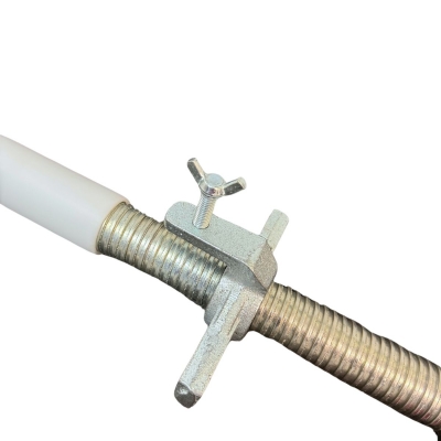 närbild på ställningshjul med svart hjul på spännaren