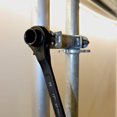 stor ställningsnyckel spärrskaft på byggställning