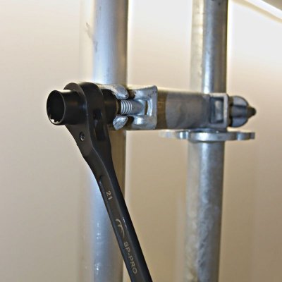 svart ställningsnyckel på koppling på byggställning