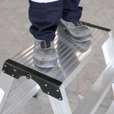 står på stegpall för lager 4-steg bred