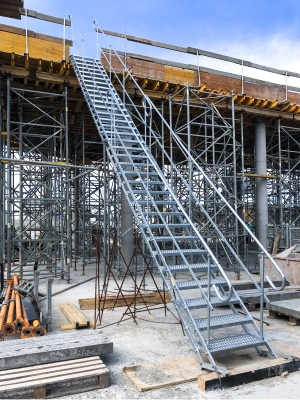 miljöbild på två monterade byggtrppor som är sammansatta till en