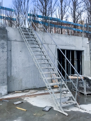 monterad bodtrappa för tillträde till betongblock på höjdskillnad