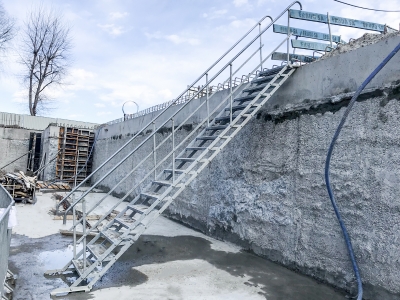 monterad bodtrappa för tillträde till betongblock på höjdskillnad