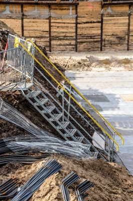 miljöbild på monterad byggtrappa, uppställ på byggarbetsplats