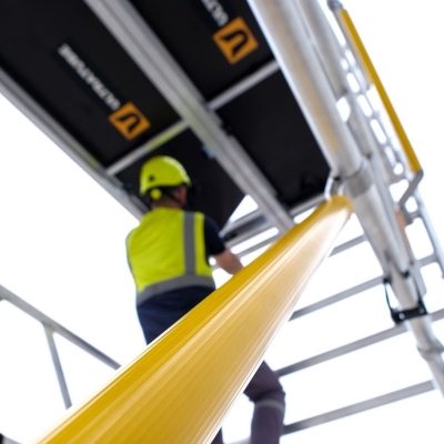 rullställning bred 8m silvrig och gul