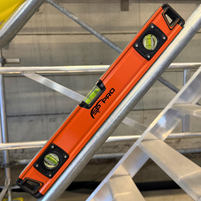 Vattenpass SP PRO 500 mm på ställning, med tre libeller för exakt mätning.