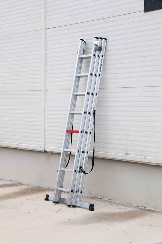 En flernivåstege lutad mot en vägg