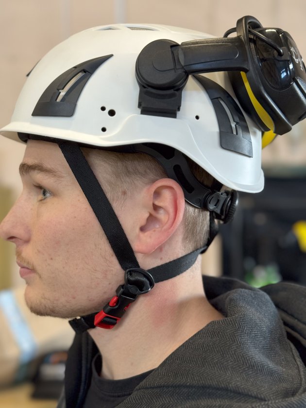 Hjälm med hörselkåpa