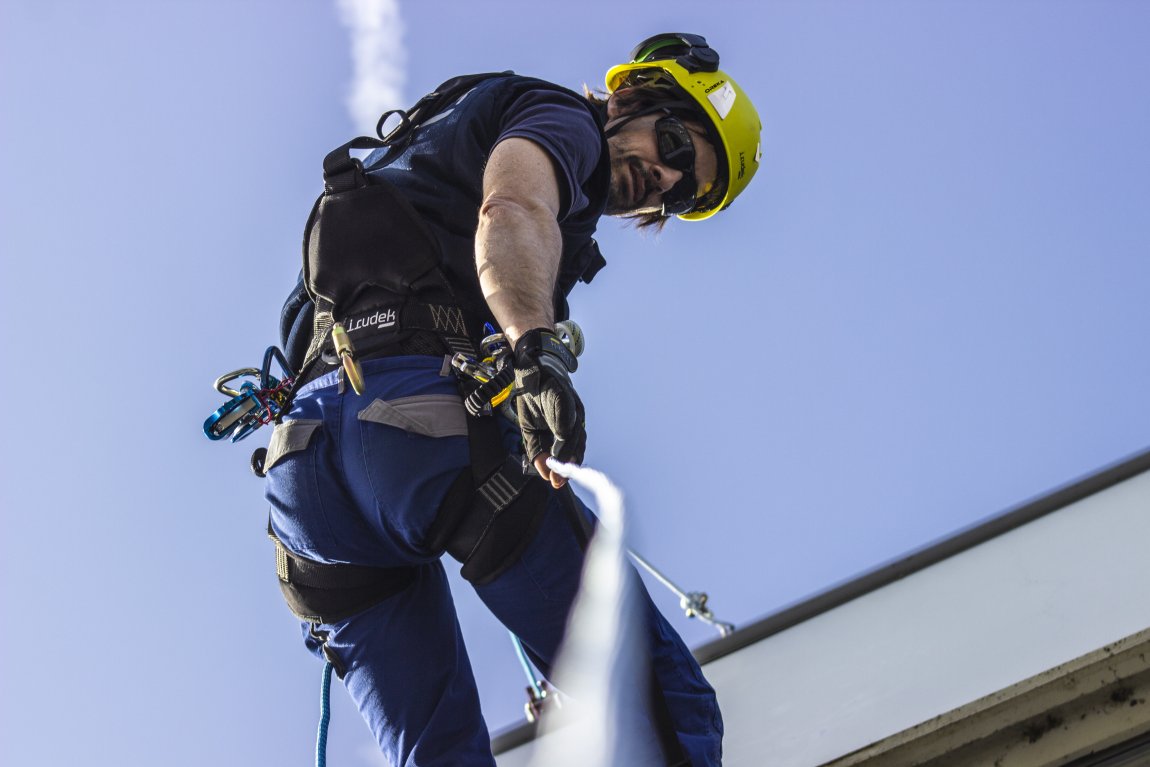 Grön färgad hjälm med hörselkåpor