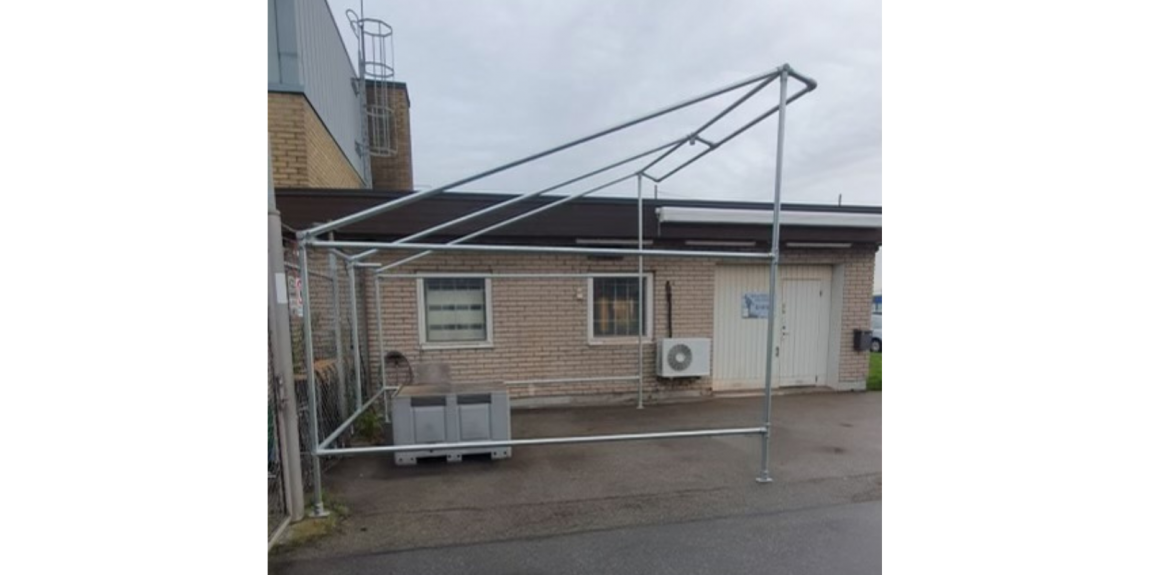 tält gjort av kopplingar och stålrör hemmabygge