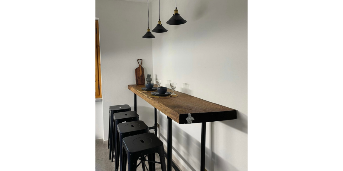 träbord i industriell design med rörkopplingar och rör svart